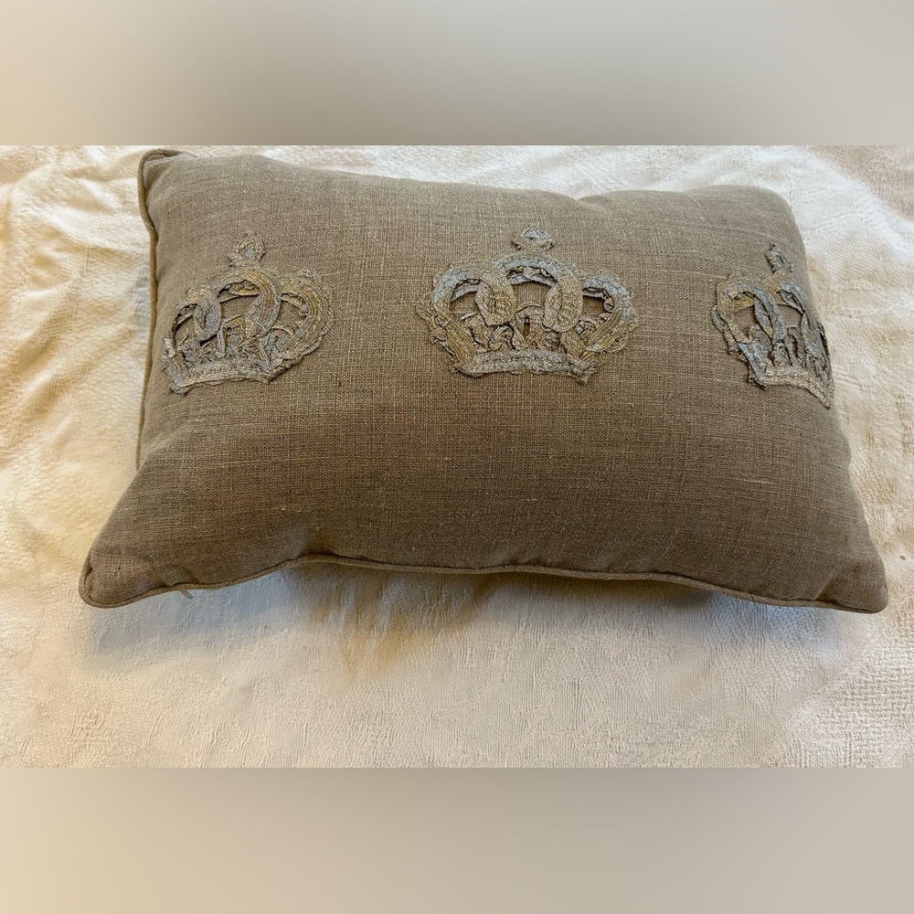 Dransfield and Ross crown pillow - Picture 3 of 5